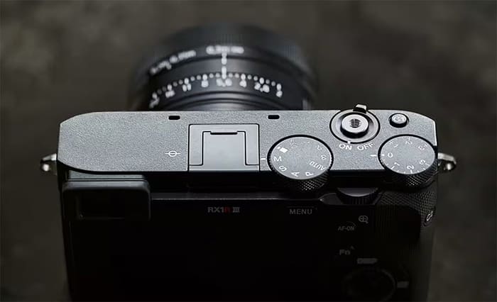 Sony RX1R III giữ nguyên ống kính Zeiss Sonnar T 35mm f/2* 