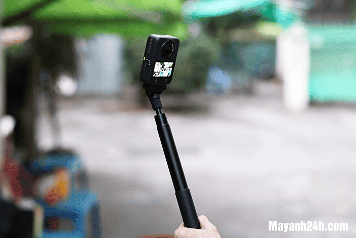 DJI Osmo 360 sẽ tự động loại bỏ gậy selfie khỏi khung hình khi được đặt đúng vị trí giữa hai ống kính