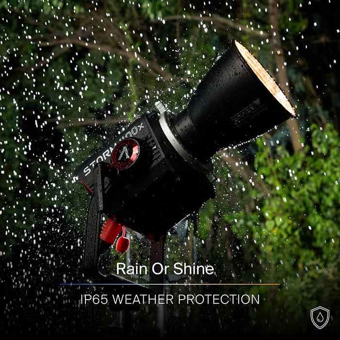Aputure STORM 400X có thể hoạt động an toàn ngay cả trong điều kiện mưa hoặc môi trường khắc nghiệt
