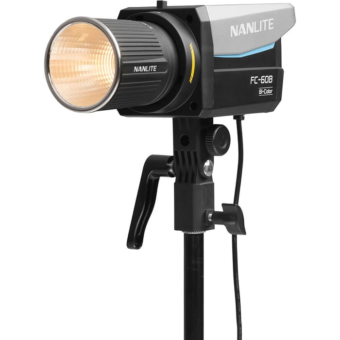 Điểm cộng lớn của đèn LED Nanlite FC-60B nằm ở khả năng tương thích đa dạng nguồn điện