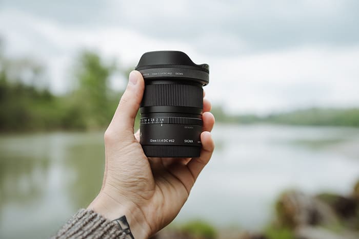 Sigma 12mm f/1.4 DC được thiết kế nhỏ gọn với chiều dài chỉ 69,4mm và trọng lượng 225 Gram