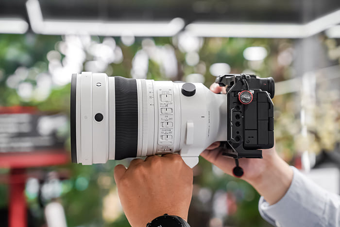 Sigma 200mm F2 DG OS Sports có khẩu độ F/2 sáng hơn gấp đôi so với F/2.8