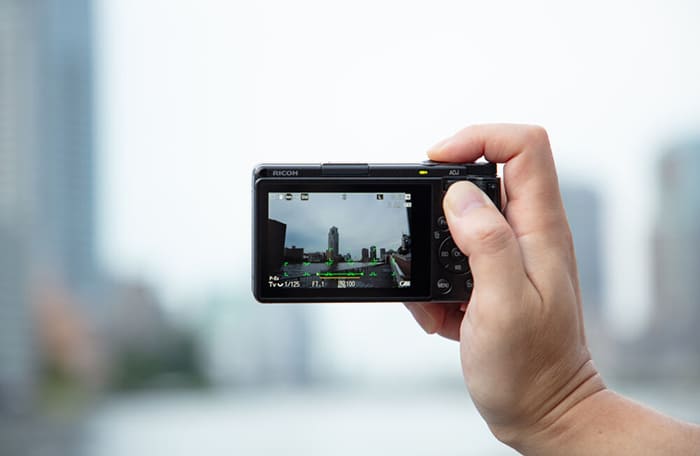 Ống kính Ricoh GR IV cũng được làm mỏng hơn, giúp tốc độ khởi động nhanh hơn 0.2 giây