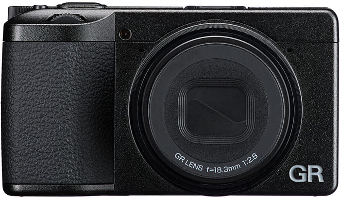 Ống kính prime 28mm f/2.8 đặc trưng của dòng GR tiếp tục được tối ưu trong Ricoh GR IV