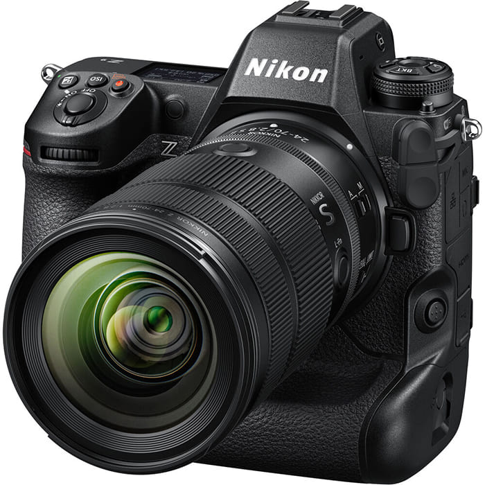 Mặc dù nhẹ hơn thế hệ cũ, Nikon Z 24-70mm f/2.8 S II vẫn được hoàn thiện chắc chắn