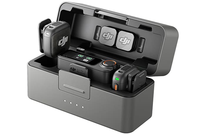 Hộp sạc DJI Mic 3 không chỉ nhỏ gọn mà còn chứa đủ hai bộ phát và một bộ thu