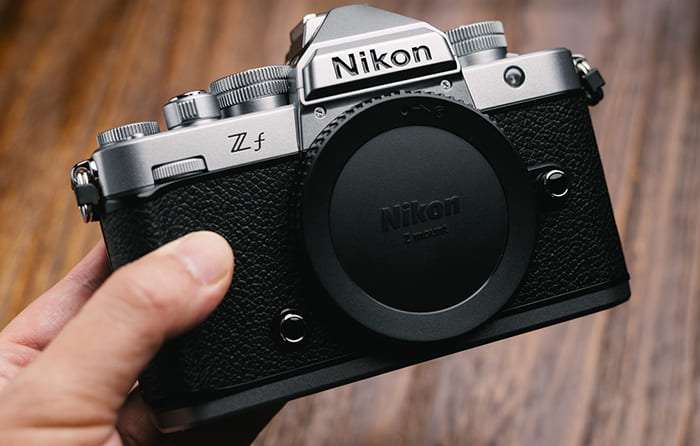 Phiên bản Nikon Zf Silver nổi bật với phần thân máy được phủ tông bạc ở nắp trên và đáy dưới