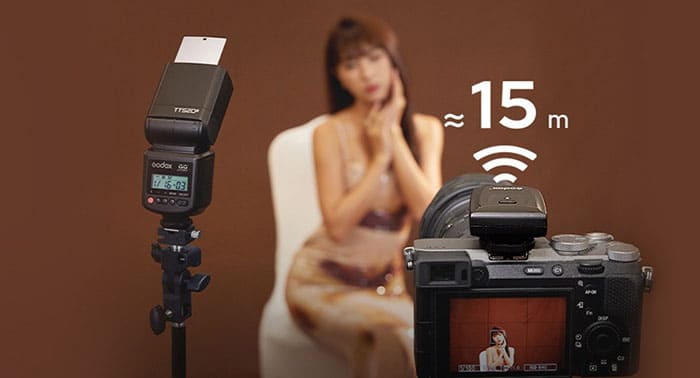 Điểm nổi bật của Godox TT520III chính là bộ thu sóng 433MHz được tích hợp sẵn