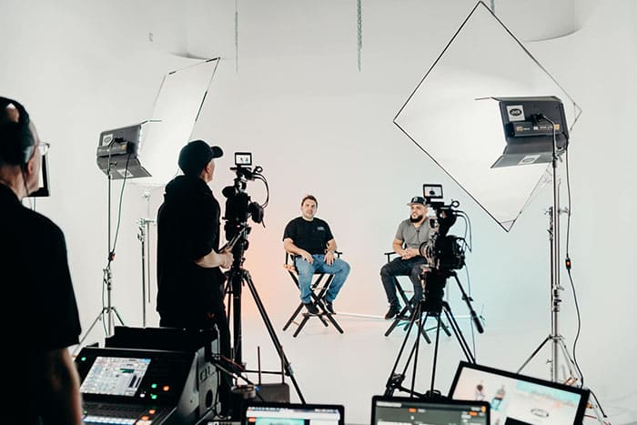 Phòng livestream được setup cẩn thận sẽ giúp tránh tình trạng ánh sáng không đều, âm thanh rè, góc quay thiếu chuyên nghiệp