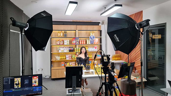 Quy trình chuẩn bị cho một phòng livestream cần đi từ việc xác định nhu cầu, lựa chọn không gian đến trang bị thiết bị và kiểm tra tổng thể