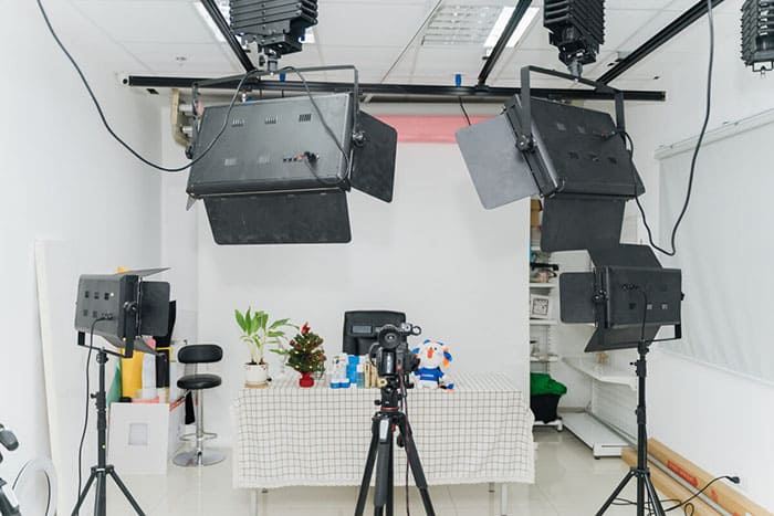 Nếu livestream thường xuyên, thì bạn nên đầu tư vào hệ thống đèn chuyên dụng