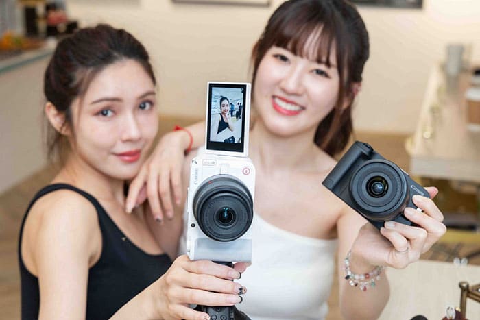 Canon R50V màu trắng mang lại sự nhẹ nhàng, trẻ trung và thanh lịch