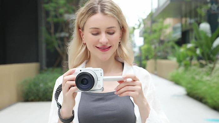 Canon R50V có màn hình LCD xoay lật 3 inch cảm ứng độ phân giải 1,040,000 Dot