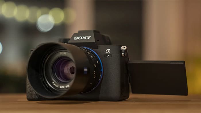 Sony A7 IV sở hữu 759 điểm lấy nét pha và 425 điểm tương phản