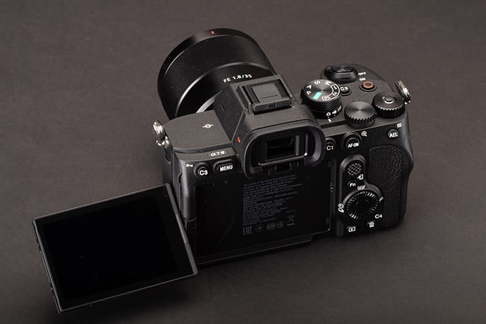 Sony A7 IV sử dụng cảm biến CMOS Exmor R Full-Frame 33MP