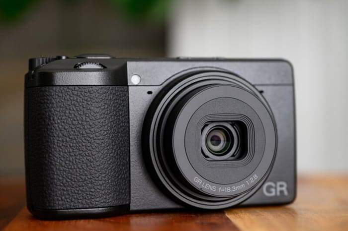 Ricoh GR4 chỉ hỗ trợ quay video Full HD 1080/60p thay vì 4K, và thời lượng pin vẫn ở mức vừa phải