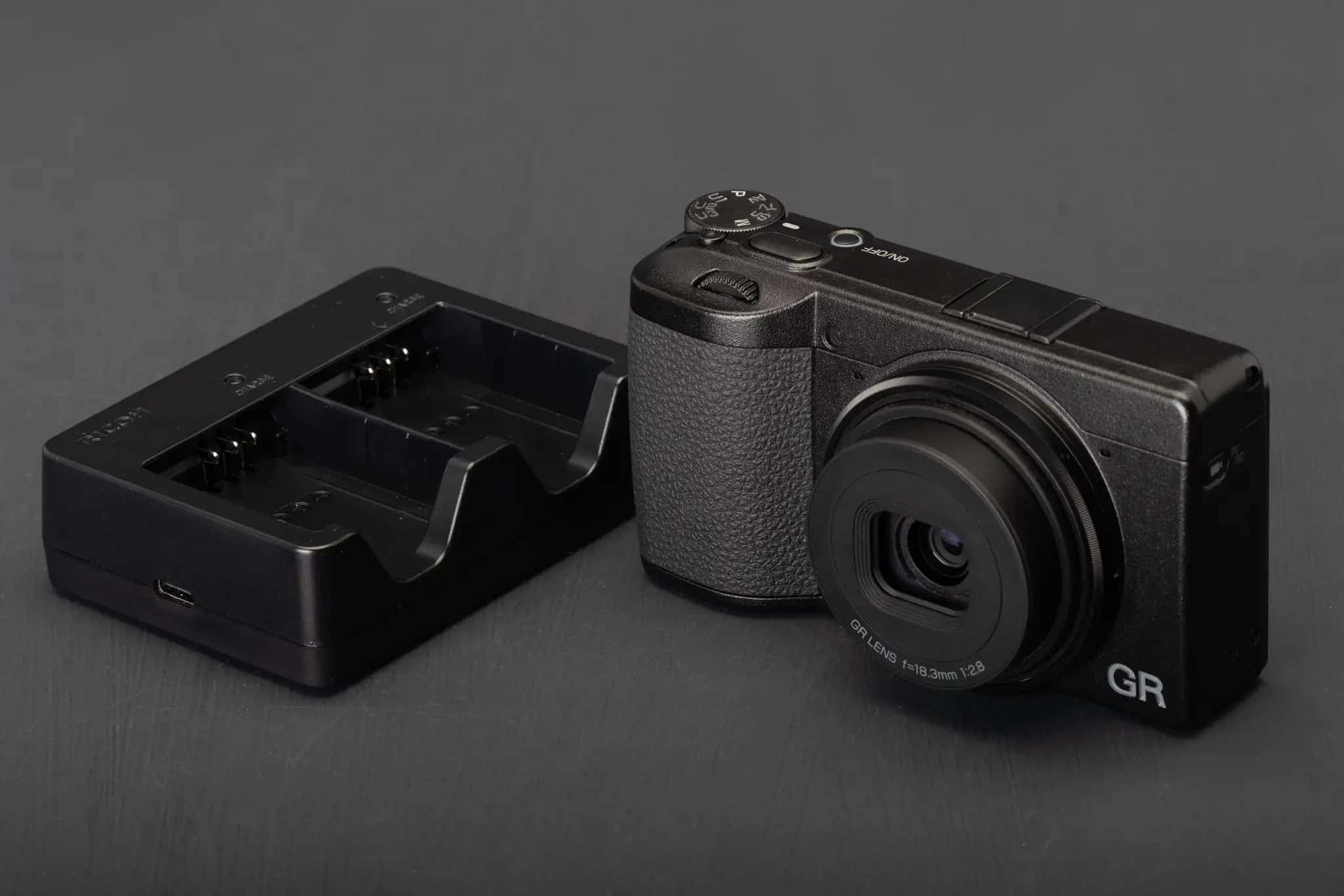 Ricoh GR4 dễ dàng bỏ túi áo nhưng vẫn mang đến chất lượng ảnh tương đương máy lớn