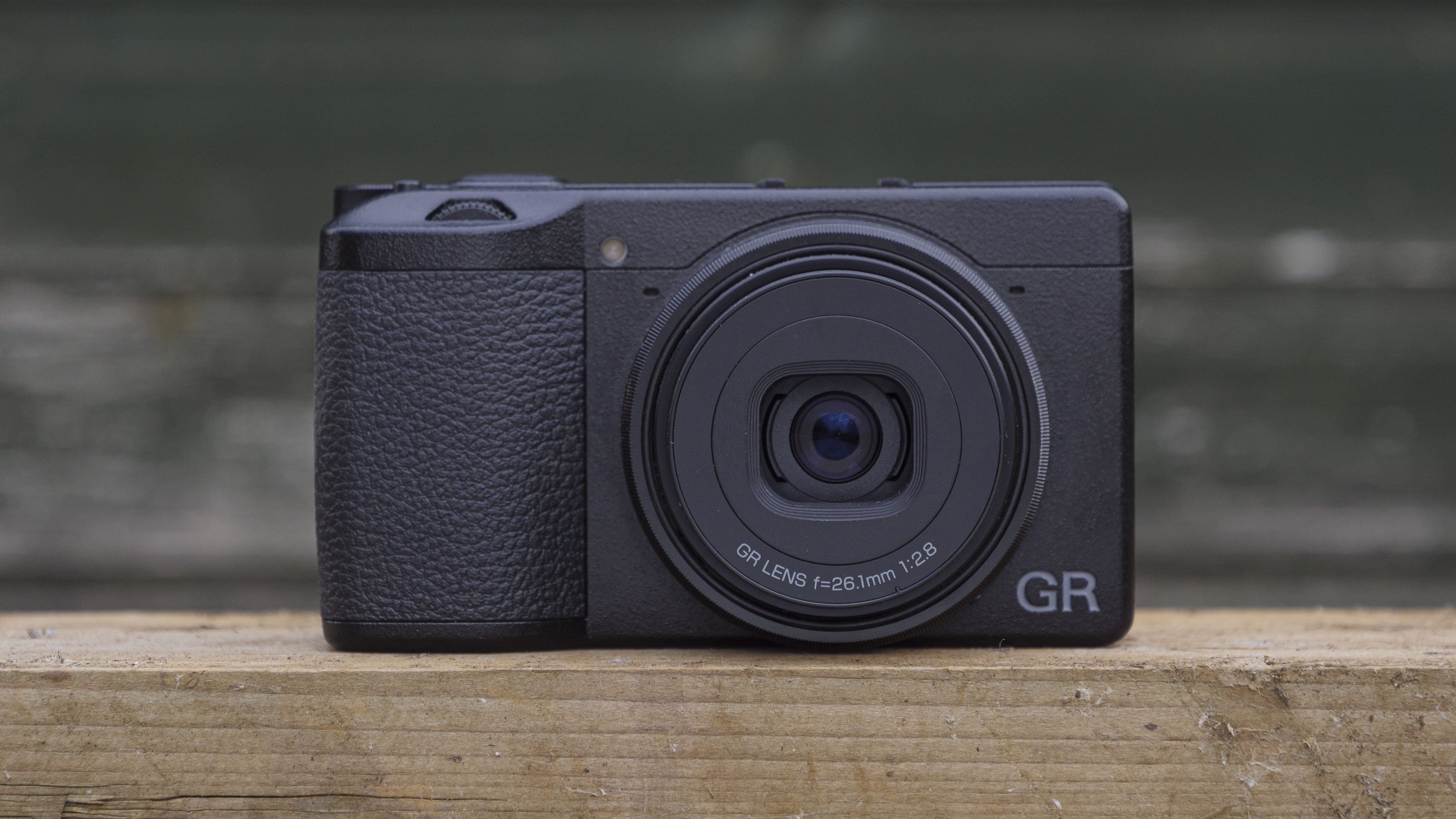 Ricoh GR4 được trang bị cảm biến CMOS BSI APS-C 25.7MP