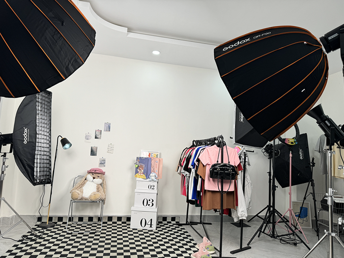  Ánh sáng đều, background sáng màu và góc quay trung tâm giúp sản phẩm nổi bật