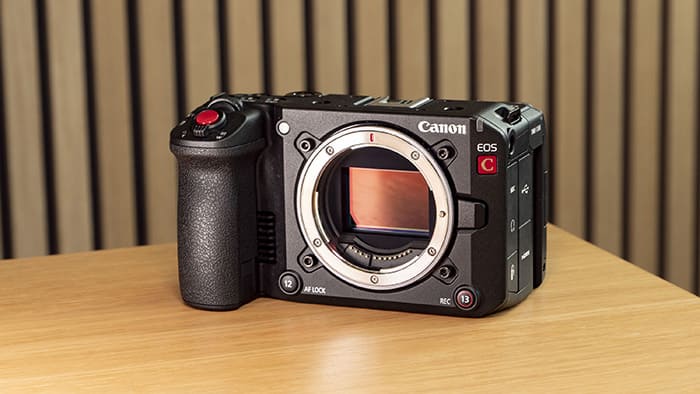 Canon C50 sở hữu trọng lượng chỉ 670 gram, là chiếc máy quay Cinema nhẹ nhất của Canon
