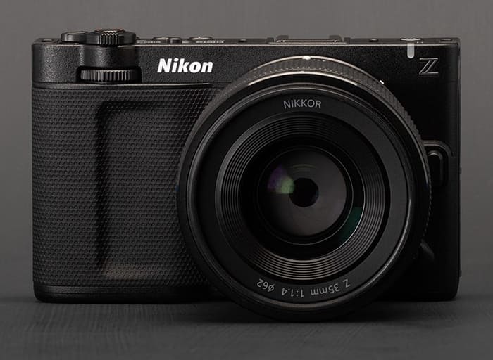 Nikon ZR có kích thước 133 × 80,5 × 48,7 mm và trọng lượng 540 gram