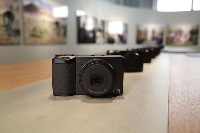 Ricoh GR4 sử dụng cảm biến APS-C 25.7MP với cấu trúc BSI