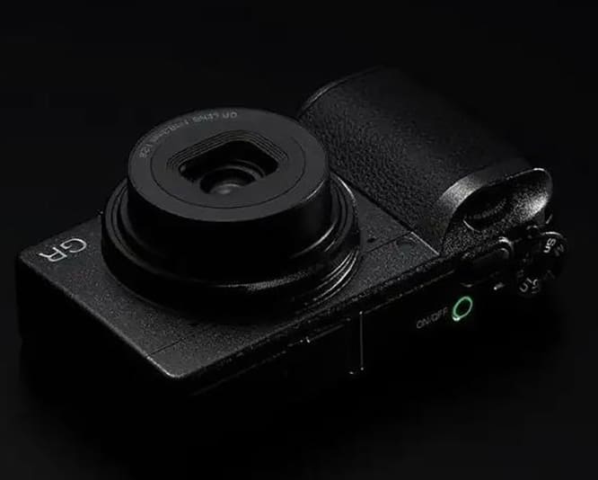 Ricoh GR4 sử dụng cảm biến APS-C 25.7MP với cấu trúc BSI