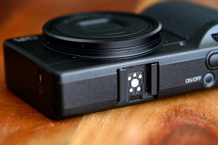 Ricoh GR IV được trang bị màn hình cảm ứng 3.0 inch độ phân giải 1.04 triệu điểm ảnh