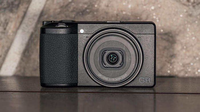 Ricoh GR IV được trang bị cảm biến CMOS BSI APS-C 25.7MP