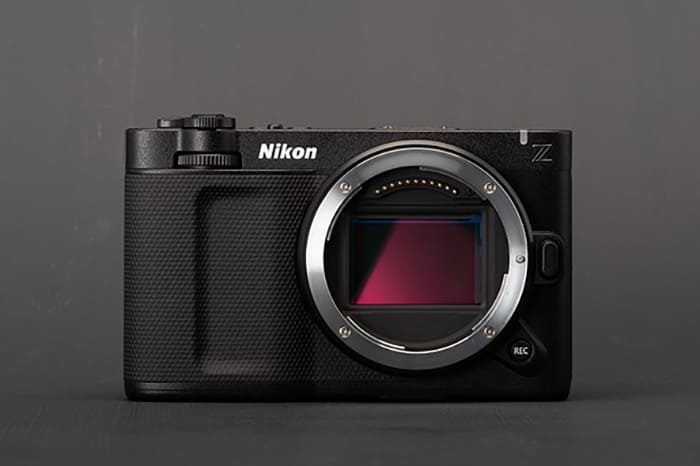 Nikon ZR mang phong cách nhỏ gọn, thân thiện với người dùng di chuyển nhiều