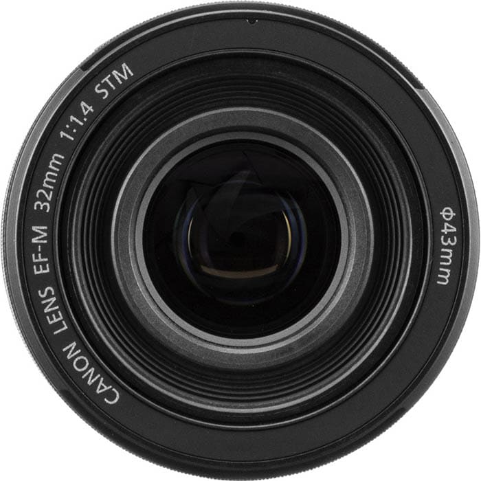 Canon EF-M 32mm f/1.4 STM sử dụng một thấu kính phi cầu (Aspherical Lens) giúp giảm thiểu tối đa hiện tượng méo hình
