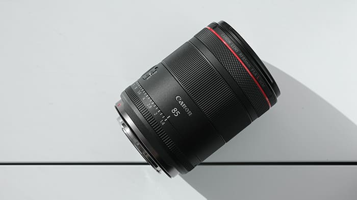 CANON RF 85MM F/1.4L VCM được xây dựng với 14 thấu kính chia trong 10 nhóm