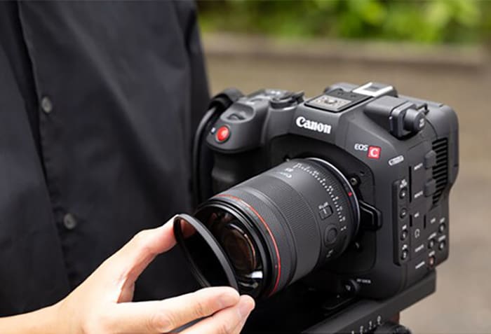 CANON RF 85MM F/1.4L VCM mang đến cảm giác cầm chắc tay mà không gây mỏi khi chụp lâu