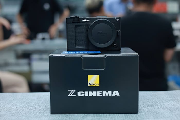 Hệ thống chuyển đổi cảm biến 5 trục của Nikon ZR giảm rung hiệu quả khi chụp cầm tay hoặc quay video