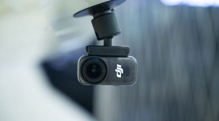 DJI Osmo Nano được tích hợp hai micro định hướng giúp giảm tiếng gió, lọc tạp âm và mang đến âm thanh trong trẻo