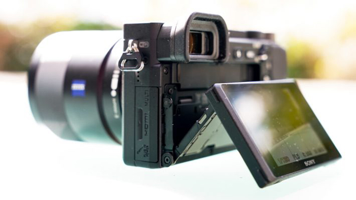 Sony A6400 được tích hợp Wi-Fi và NFC, giúp truyền tải hình ảnh, video nhanh chóng