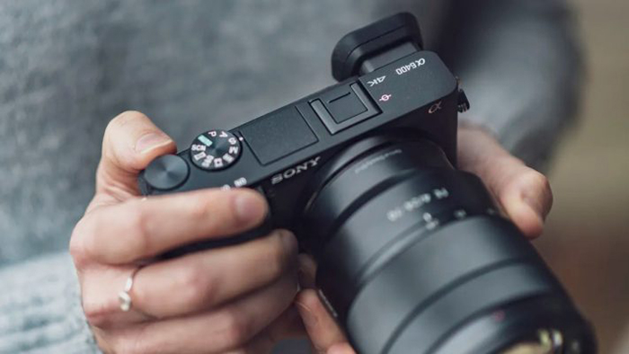 Sony A6400 được trang bị hệ thống lấy nét tự động 425 điểm theo pha và tương phản