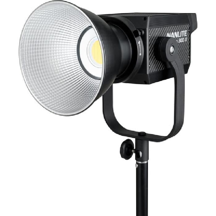 LED Nanlite Forza 300 II được trang bị ngàm treo cong mới cho phép xoay 360°