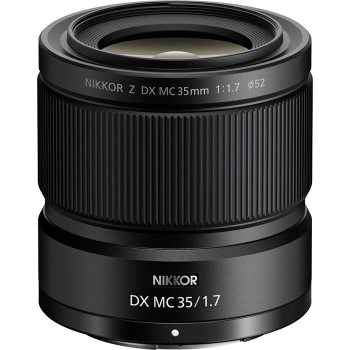 Trọng lượng khoảng 220 Gram giúp Nikon DX MC 35mm F/1.7 trở thành người bạn đồng hành lý tưởng cho mọi chuyến đi