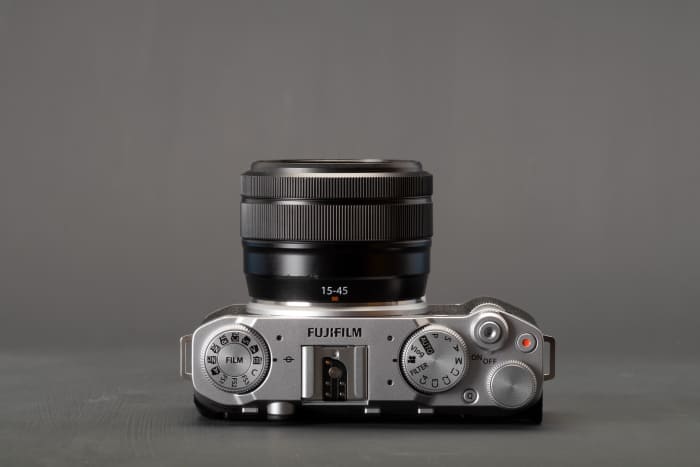 Fujifilm X-M5 có kích thước 111.9 × 66.6 × 38 mm, trọng lượng 355 gram, dễ mang theo trong mọi chuyến đi