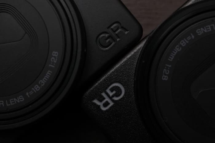 Ricoh GR IV được trang bị hệ thống lấy nét theo pha trên cảm biến, cải thiện đáng kể tốc độ nhận diện và bám nét