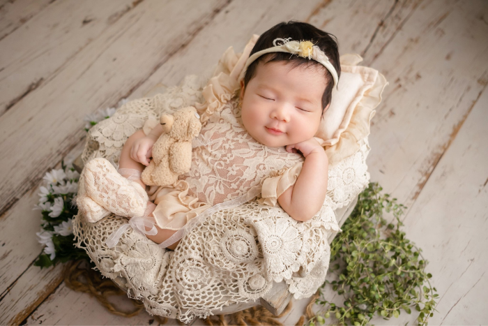 Sử dụng gối, quấn tã và đặt bé trên bề mặt mềm, phẳng giúp bảo vệ cơ thể và đầu của bé