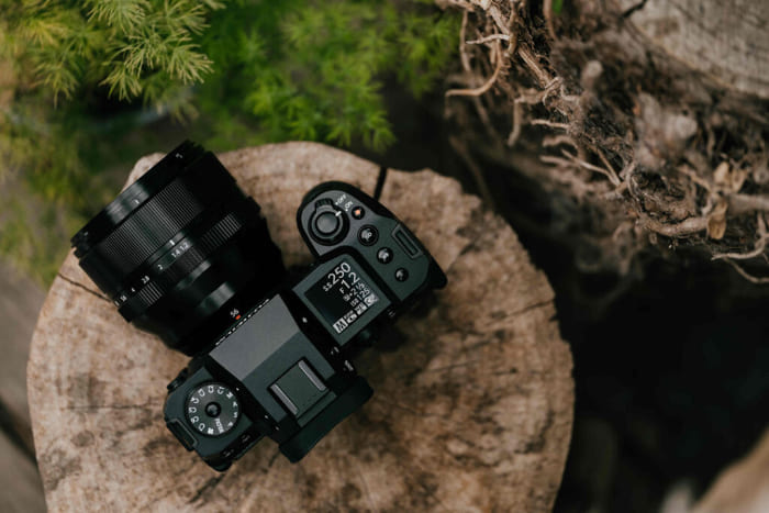 Fujifilm X-H2 sở hữu kích thước 136.3 × 92.9 × 84.6 mm cùng trọng lượng 579 Gram