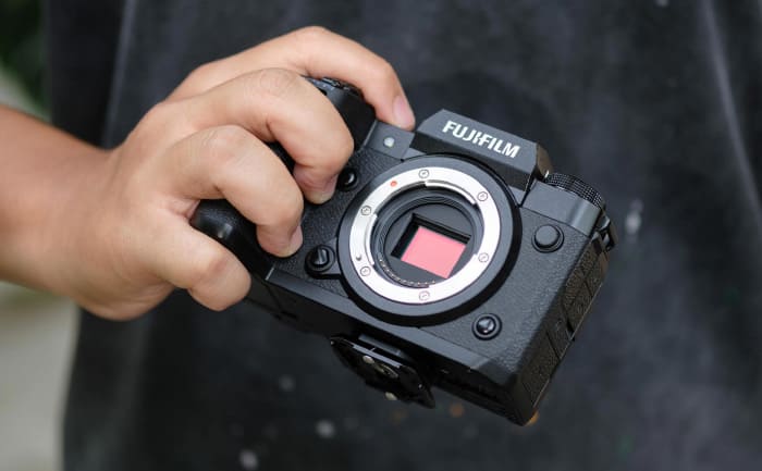 Fujifilm X-H2 sử dụng pin Li-ion NP-W235, 7.2 VDC, 2200 mAh, cho khả năng chụp đến 680 tấm mỗi lần sạc