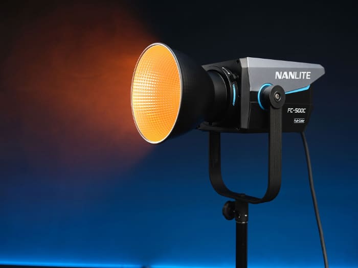 LED Nanlite FC500C RGB Spotlight được chế tạo từ vỏ kim loại chắc chắn