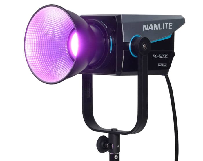 LED Nanlite FC500C RGB Spotlight sử dụng ngàm Bowens S tiêu chuẩn