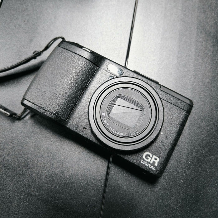 Ricoh GR4 vẫn giữ ngôn ngữ thiết kế quen thuộc: nhỏ gọn, liền khối và không thừa chi tiết