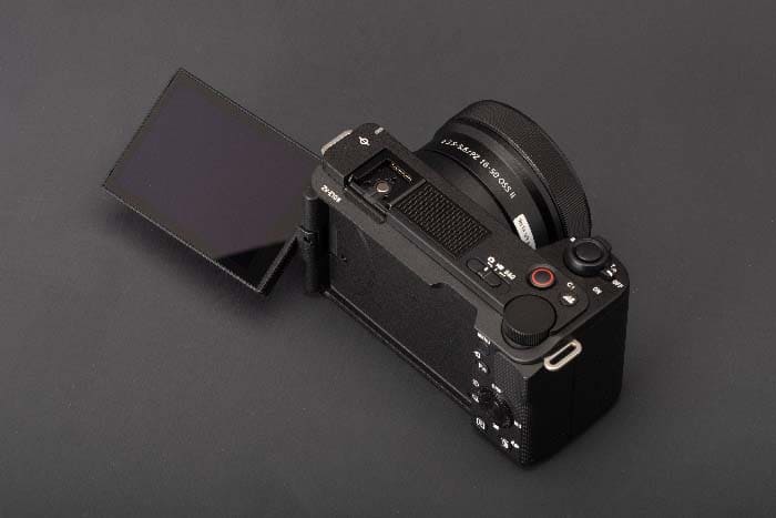 ZV-E10 Mark II trang bị micro 3 hướng tích hợp với Windscreen chống gió