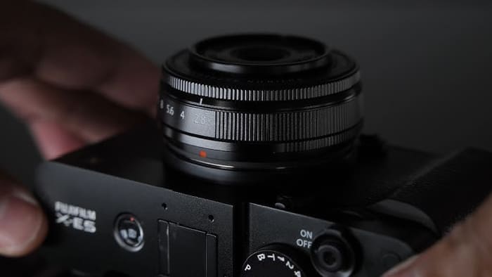 Fujifilm X-E5 sở hữu thiết kế nhỏ gọn với kích thước 121.3 × 72.9 × 32.7 mm và trọng lượng chỉ 445 gram