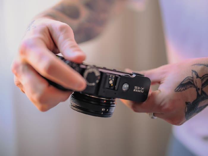 Fujifilm X-E5 mang đậm phong cách retro đặc trưng của Fujifilm, kết hợp khung kim loại chắc chắn cùng trọng lượng chỉ 445g